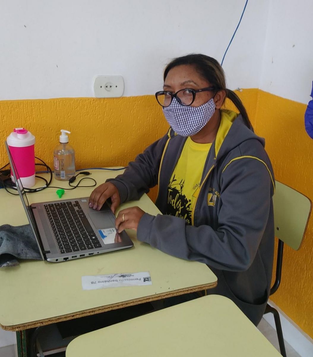 Juliana Oliveira, professora da rede particular, durante a preparação para aulas remotas